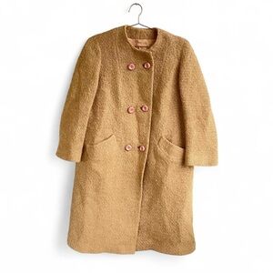 Vintage 1960s Camel Bouclé Swing Coat – Bradley New York – Pink Buttons